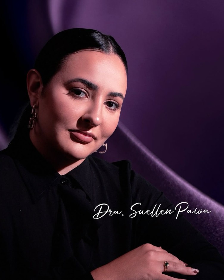 Retrato da Dra. Suellen Paiva, especialista em estética facial