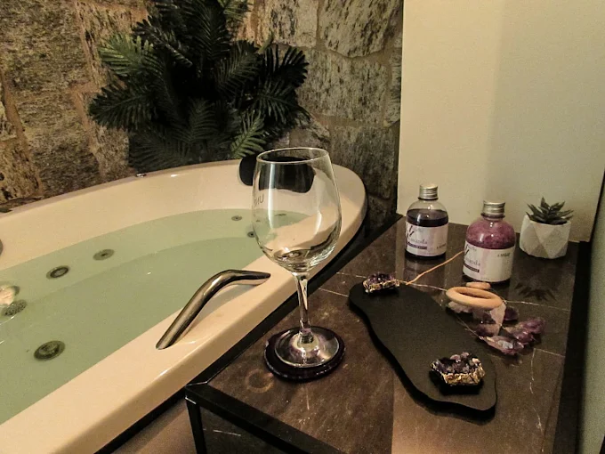 Banheira de hidromassagem com ambientação de cristais e aromas