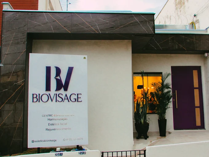 Fachada da clínica Biovisage em Guaxupé, com porta roxa e logo em relevo